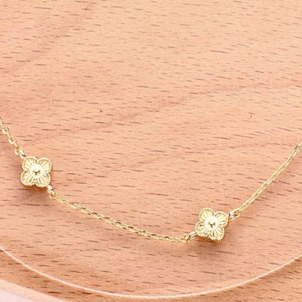 Mini Gold Clover Necklace (7100) - Picture 5 of 6